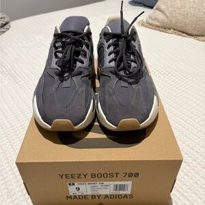 Adidas Yeezy Boost 700 | Magnet